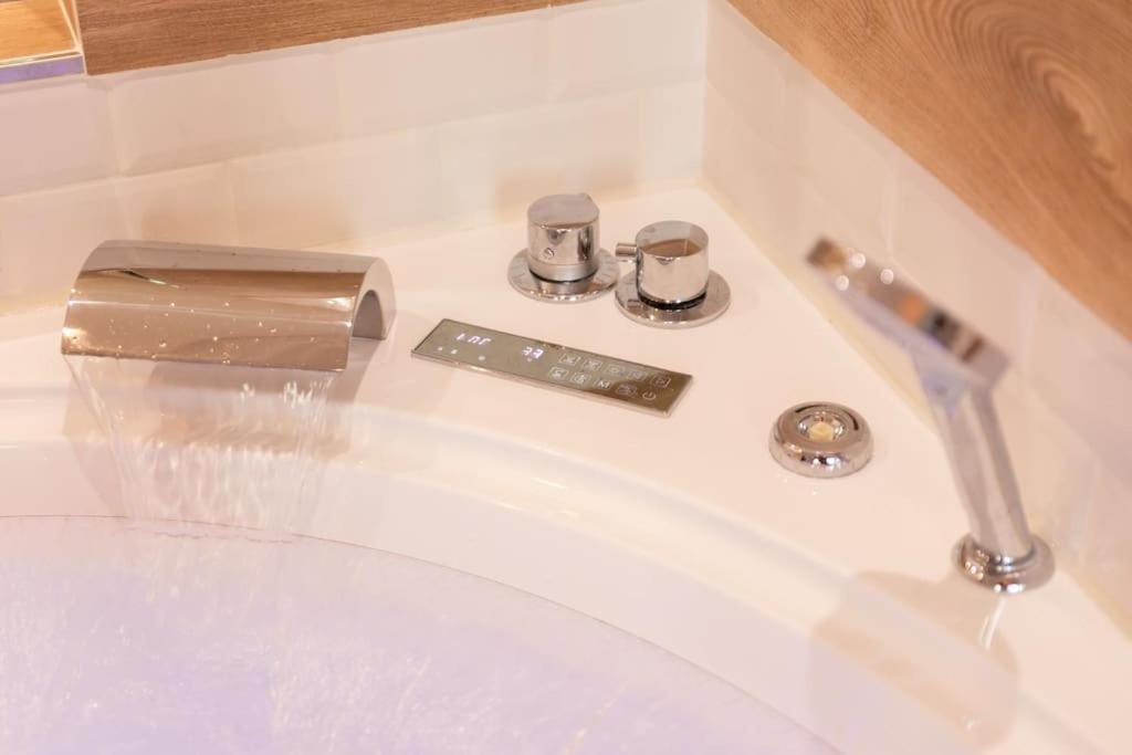 Suite Love Jacuzzi 蒙泰夫兰 外观 照片