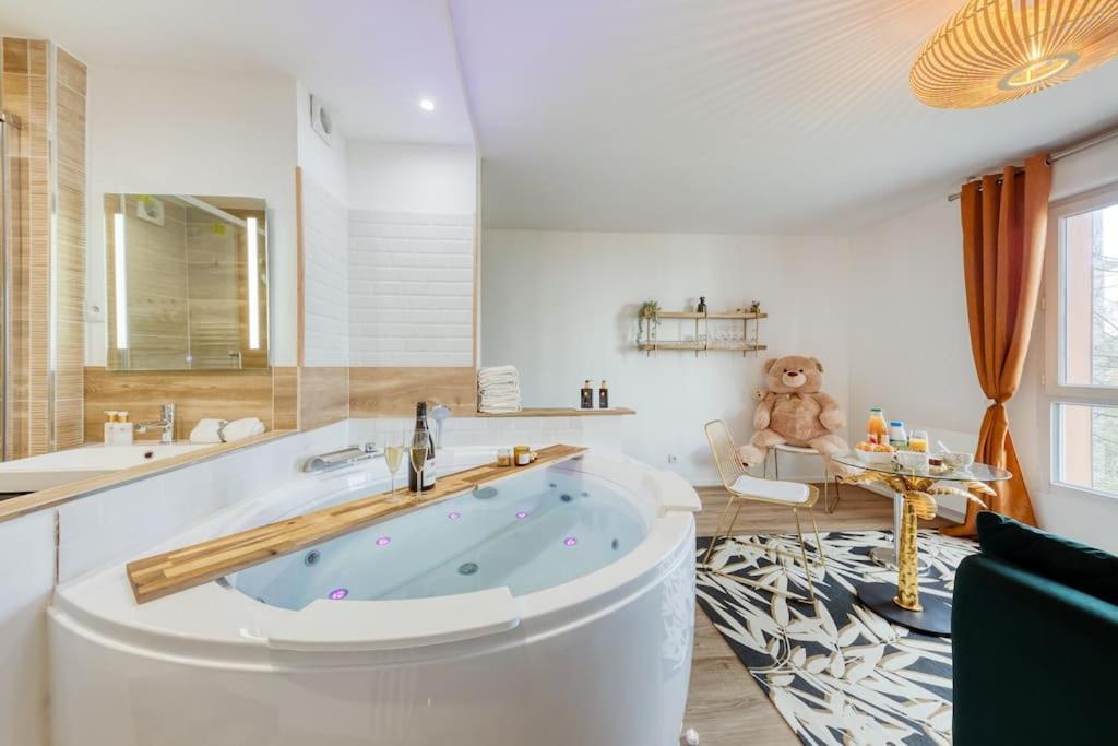 Suite Love Jacuzzi 蒙泰夫兰 外观 照片